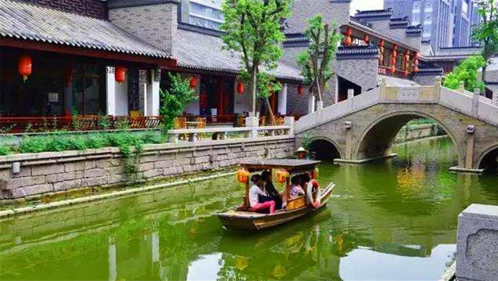请帮忙看一下风水及每个屋的财位在什么地方？谢谢